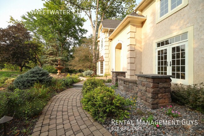 Building Photo - Stunning Home in Shorewood- Rare Rental!