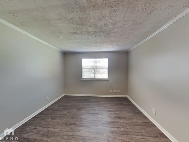 Building Photo - 4963 McKinley Dr