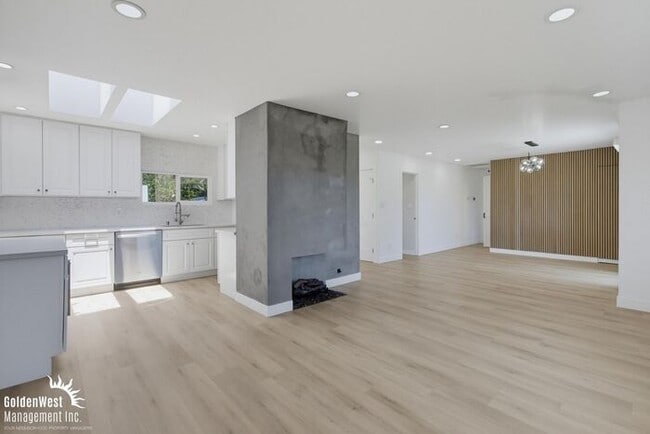 Building Photo - Stylishly Updated 3Bdm 2Ba Main Home in San Diego - MI Special!