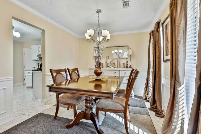 Foto del edificio - Fully Furnished 4 Bedroom with Internet Included!