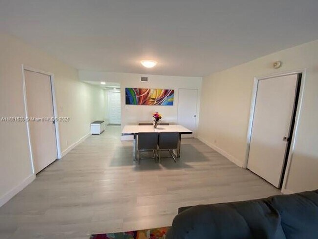 Foto del edificio - 804 Cypress Blvd