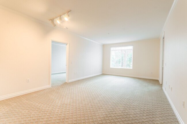 Foto del edificio - Beautiful 2/2 Condo in Coveted La Jolla UT...