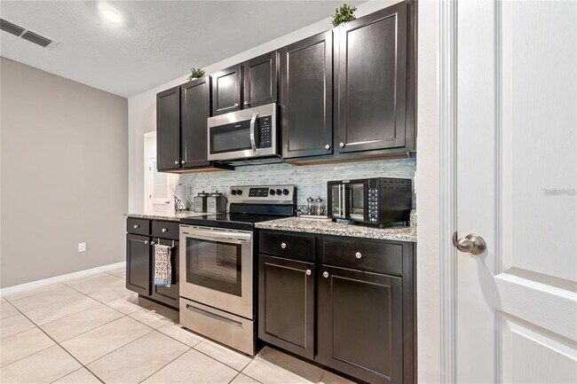 Building Photo - 205 Tanglewood Dr