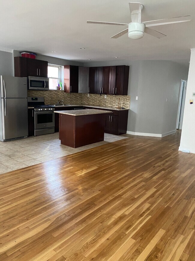 Foto del edificio - 1741 E 27th St