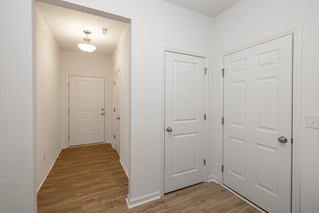 Building Photo - 3 br townhome Walking Distance to Downtown...