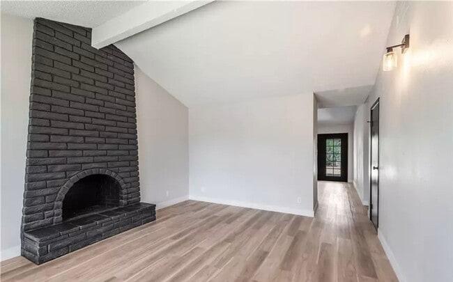 Building Photo - Beautifully Remodeled 5-Bedroom Home Near ...