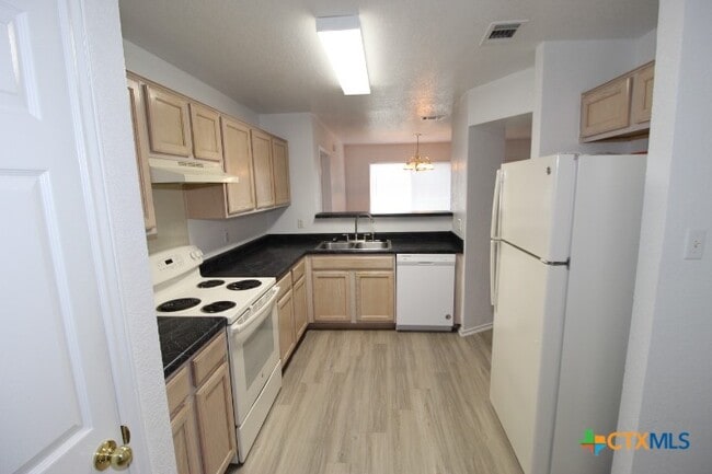 Building Photo - 301 Mesquite Cir