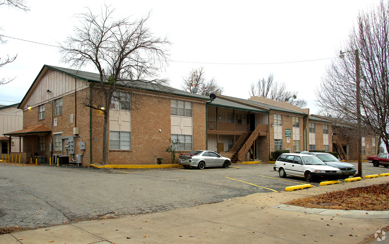 College Park - College Park Apartments