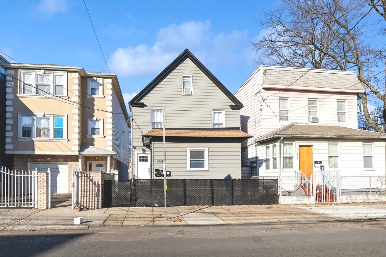 Photo - 604 N 8th St (Newark, NJ)