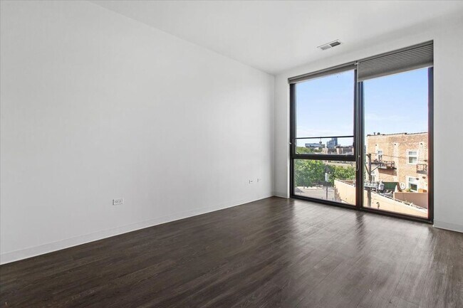 Foto del edificio - 830 N Milwaukee Ave