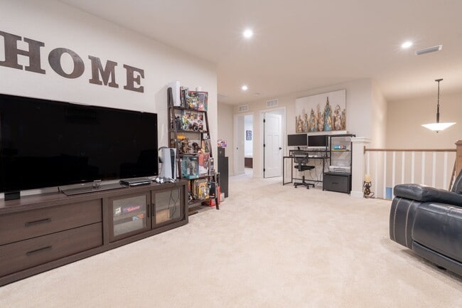 Building Photo - MOVE IN READY 3 Bedroom in Desirable Grass...