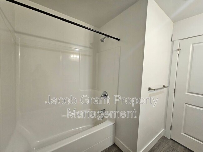 Foto del edificio - 6133 Freedom Rd