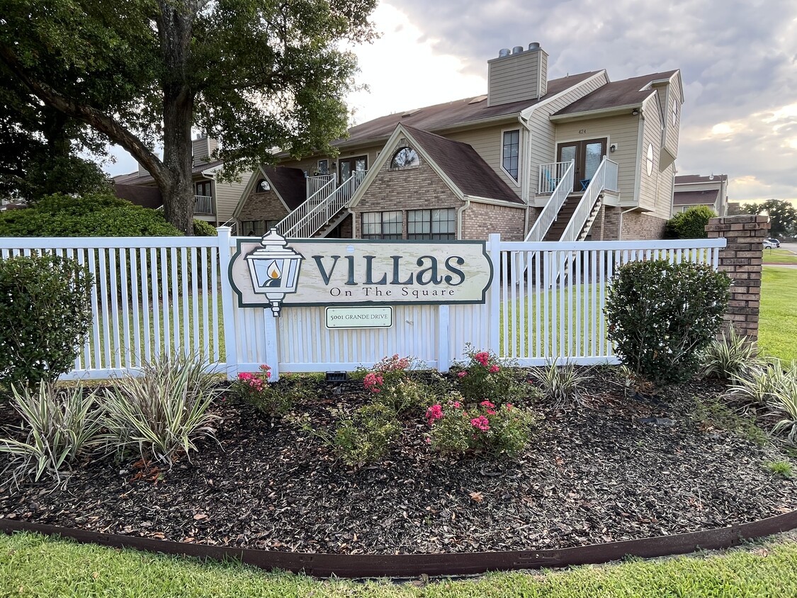 Villas on the Square Condominium - 5001 Grande Dr