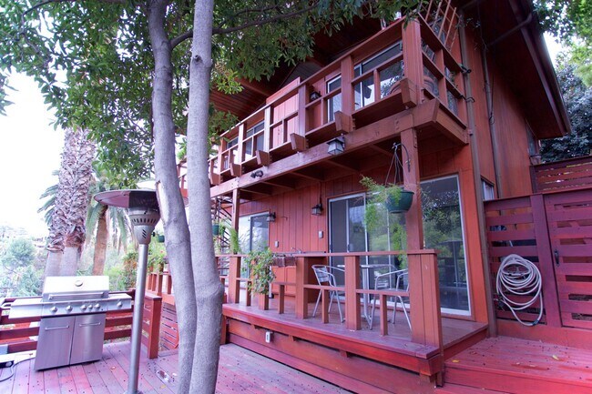 Foto del edificio - CALL TO BOOK!! Historic & Remodeled 2-Bedr...