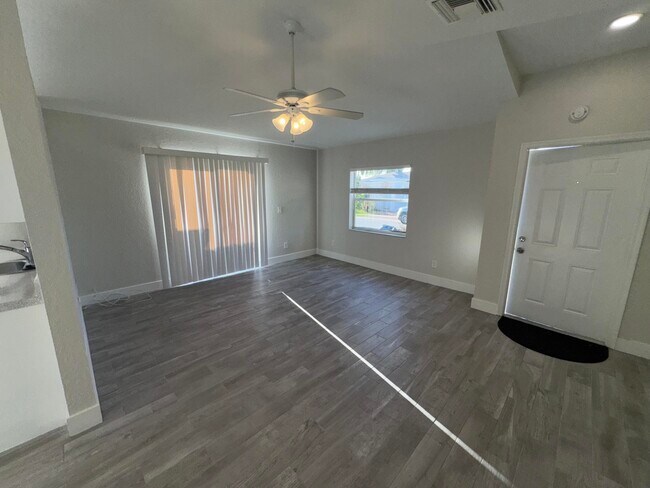 Foto del edificio - 553 E Ridge Cir N