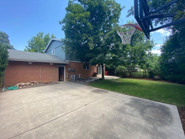 Building Photo - Updated 4 Bed 3.5 Bath Craftsman Style Hom...