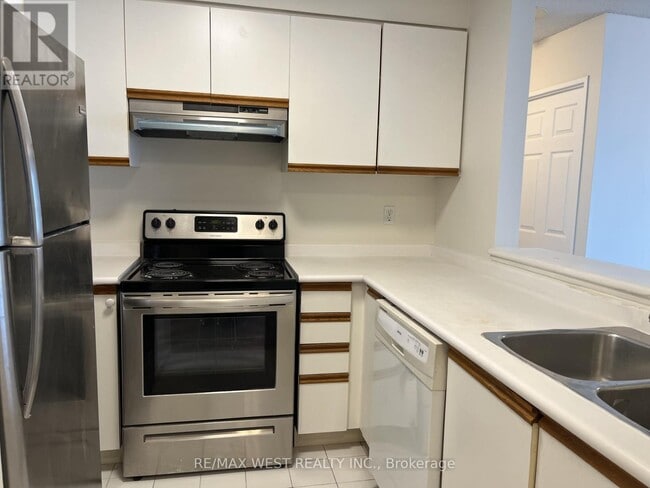 Building Photo - 2177 Burnhamthorpe Rd W