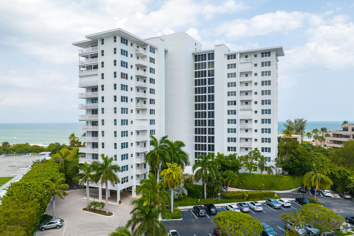 Primary Photo - Island House Apartments