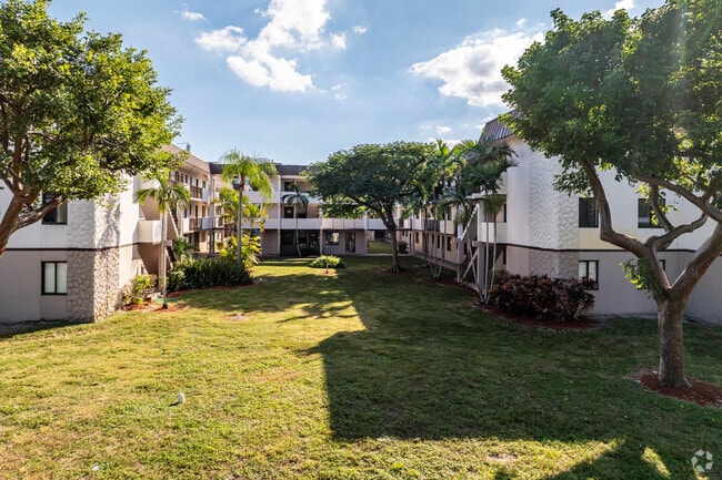 Building Photo - Banyan Club