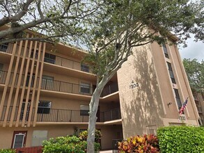 Building Photo - 7300 Lake Cir Dr