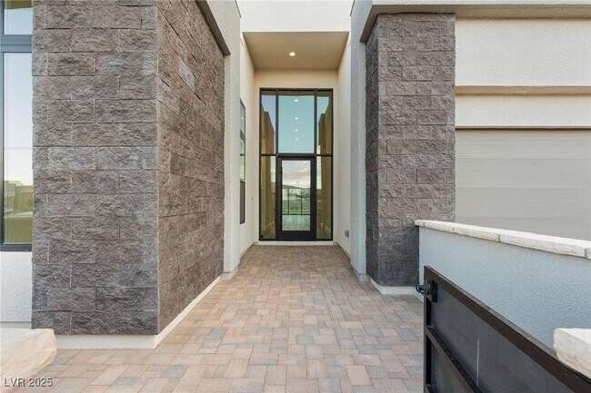 Building Photo - 10793 Vista Altura Ave