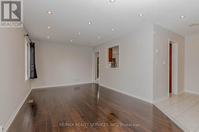 Building Photo - 106 Narrow Valley Crescent
