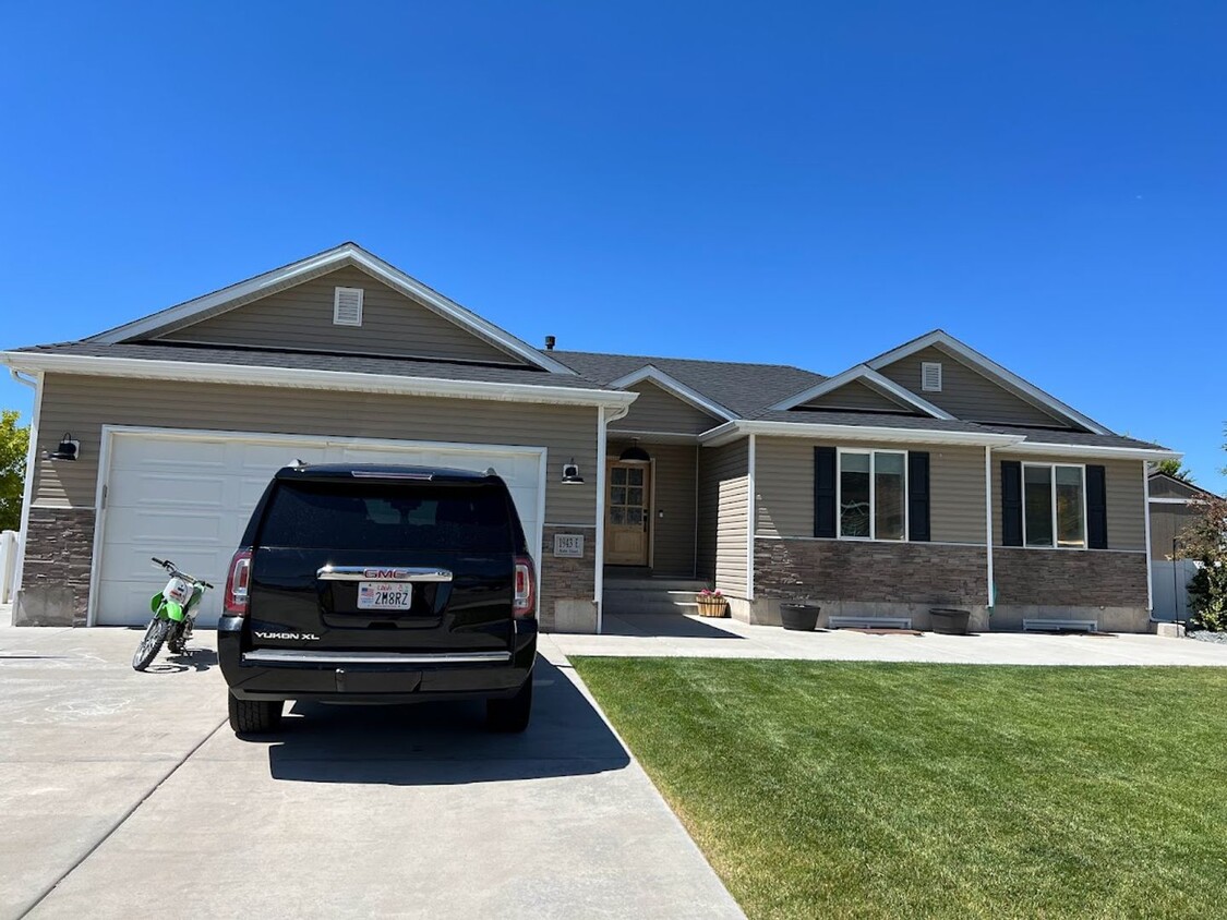 Primary Photo - Newly Remodeled Custom Home