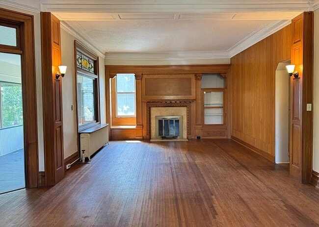 Building Photo - 205 N 18th Ave E
