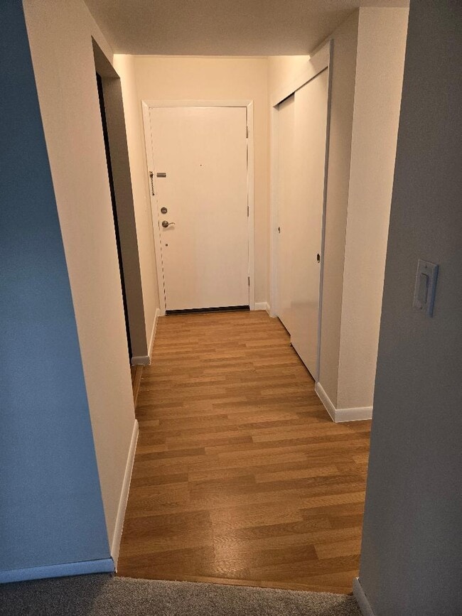 Reverse Entryway - 2076 Chateau Ct