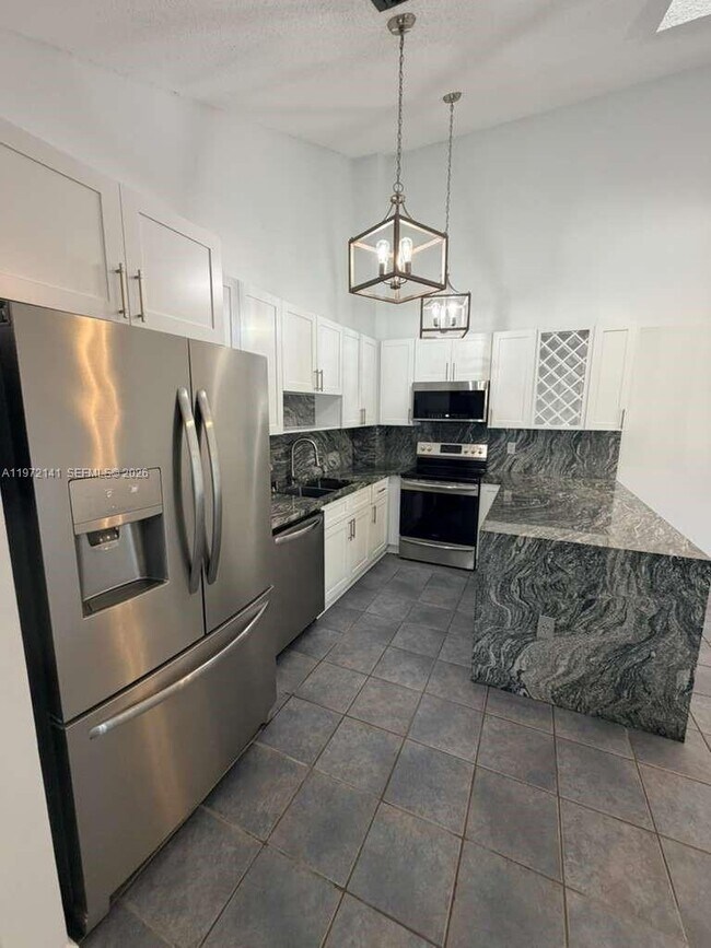 Foto del edificio - 1350 Periwinkle Pl