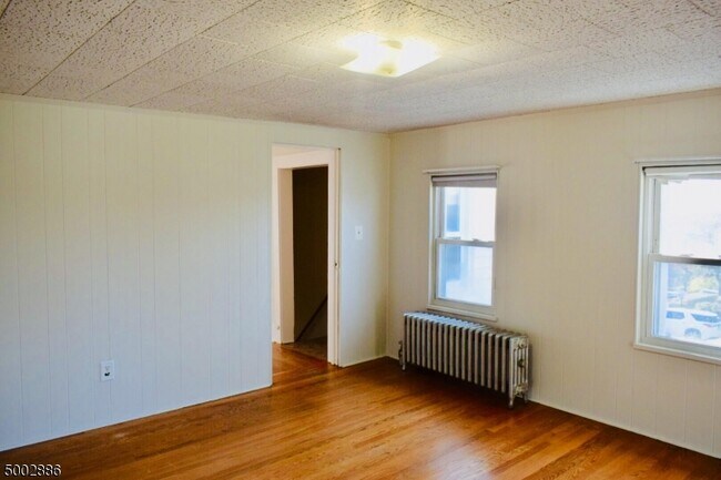 Building Photo - 204 Oak St