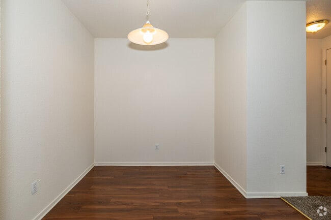 2BR, 2BA - 909SF - Dining Room - Crocker Oaks Apartments