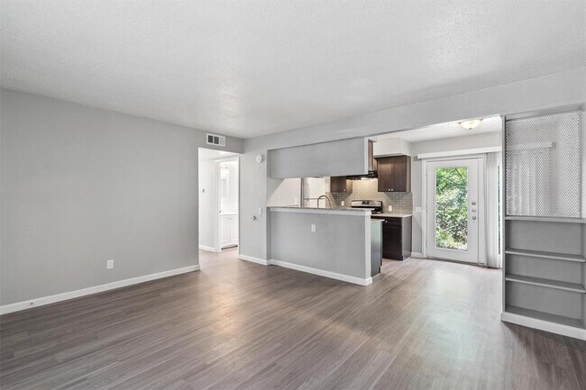 Building Photo - 2501 Manor Cir