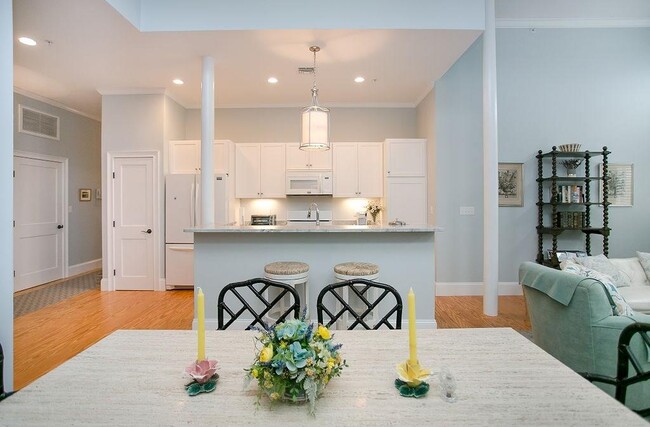 Building Photo - 32 Carey St