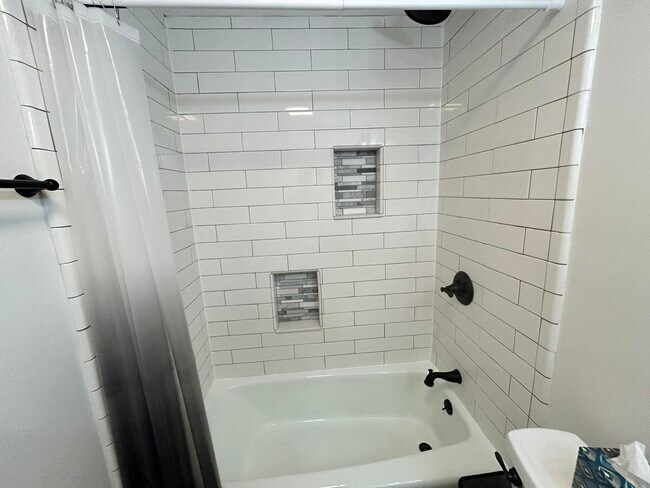 Foto del edificio - 115 Country Club Dr