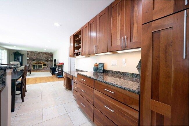 Foto del edificio - Luxurious Spacious and Bright , Gorgeous Potomac 6BR/4.5BA/2GAR Home - In Sought After Copenhaver