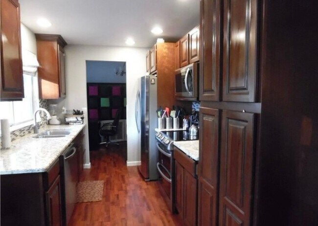 Building Photo - Newly Updated 3 Bedroom 3 Bath Home in Cov...