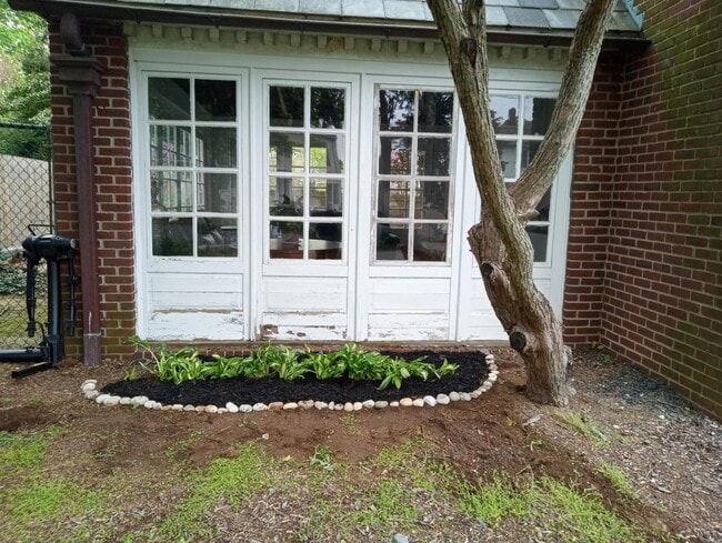 Building Photo - 47 Monroe St