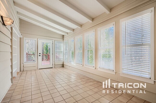 Foto del edificio - 9400 N Lake Dr