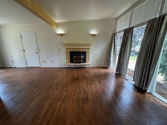 Building Photo - Charming 3-Bedroom Rambler with Spacious Yard & Convenient Location