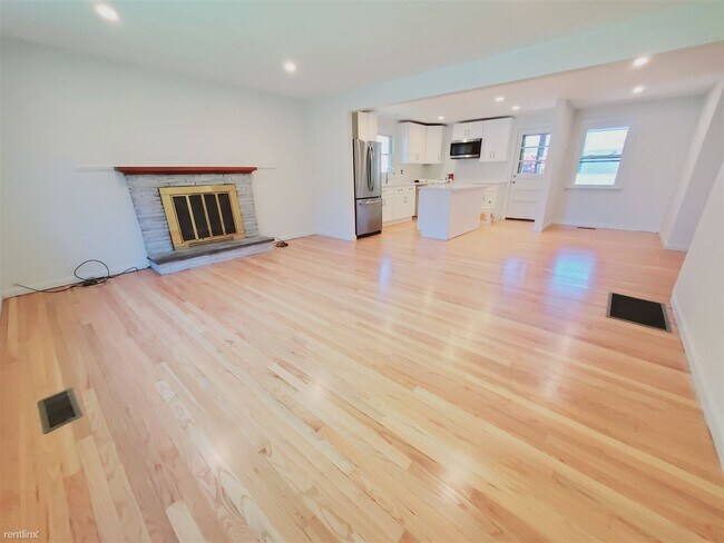 Building Photo - 4 br, 2.5 bath Condo - 39 Keith St