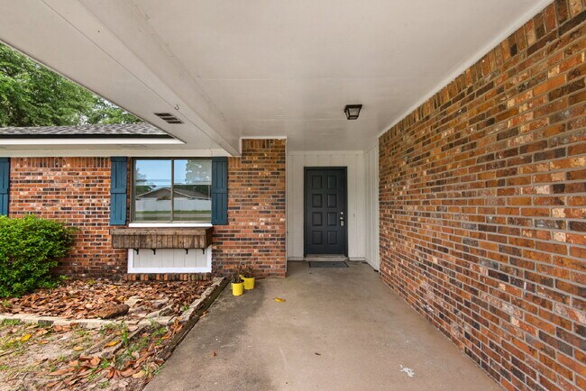 Building Photo - "Charming 3-Bed, 2-Bath Retreat in Shalima...