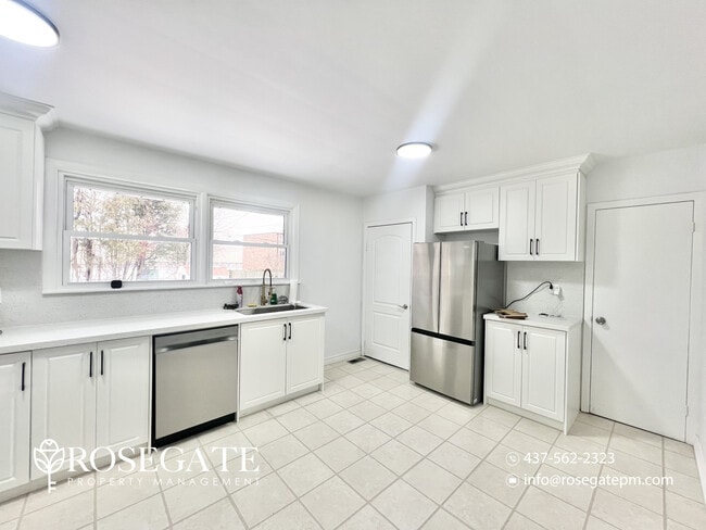 Photo du bâtiment - Spacious 3-Bedroom Main-Level Home with Porch, Backyard & Parking in London