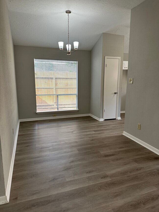 Building Photo - 10530 Rippling Fields Dr