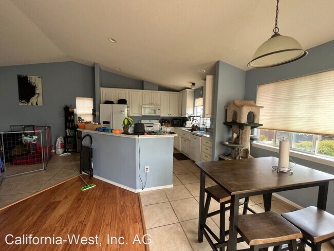 Building Photo - 3 br, 2.5 bath House - 868 Saratoga Avenue
