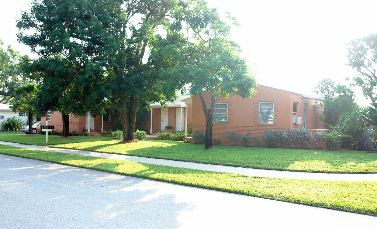 Primary Photo - 916 SW 8th Ave