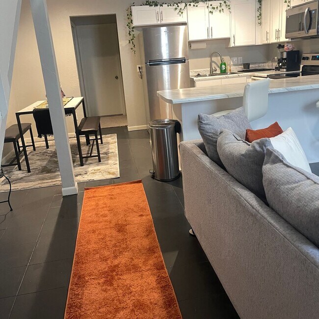 Foto del edificio - Spacious 2/2 Partially Furnished Close to FSU, FAMU. Available May 1, 2026.