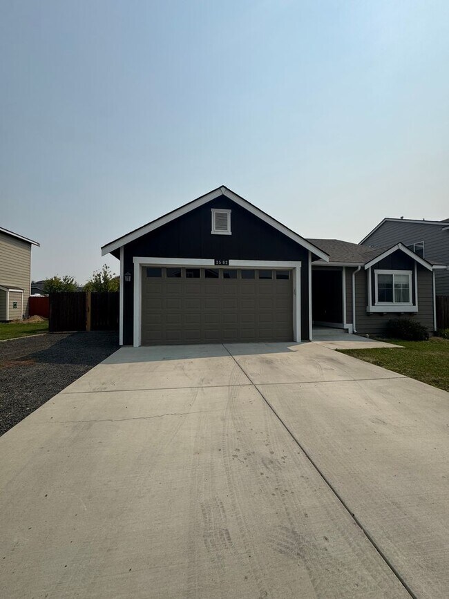 Building Photo - Quiet 3 Bed Home with Fenced Yard