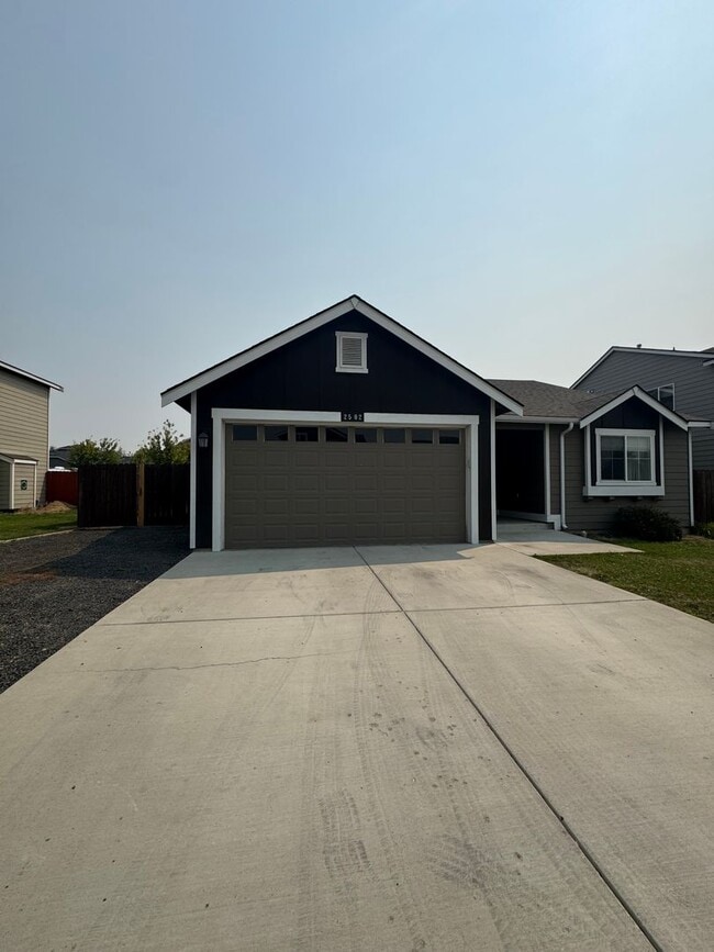 Foto del edificio - Quiet 3 Bed Home with Fenced Yard