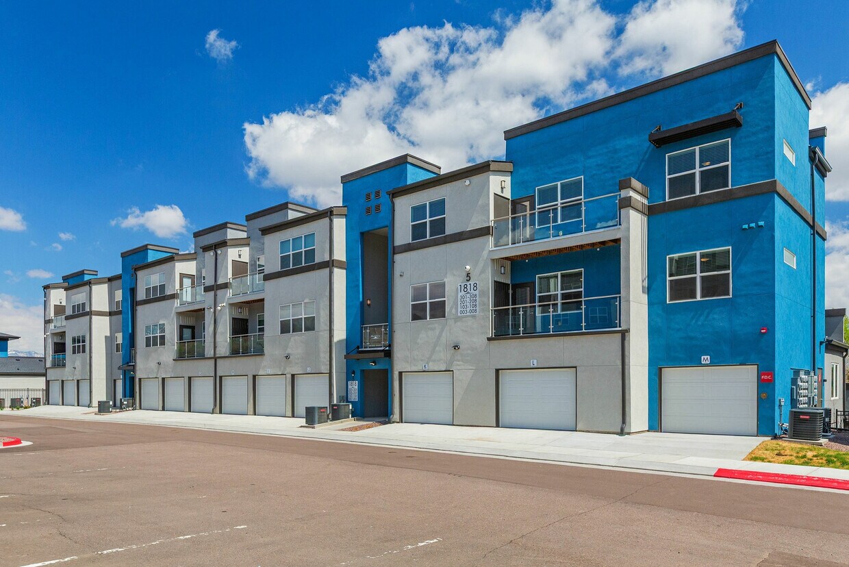 Building Photo - Pueblo Springs